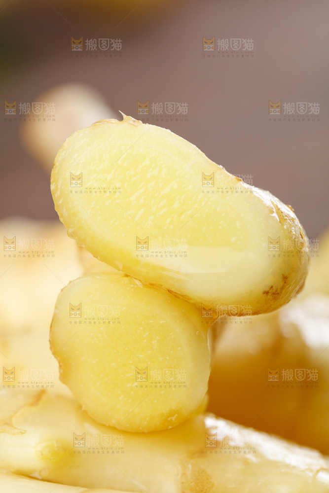 深底上的新鲜生姜
