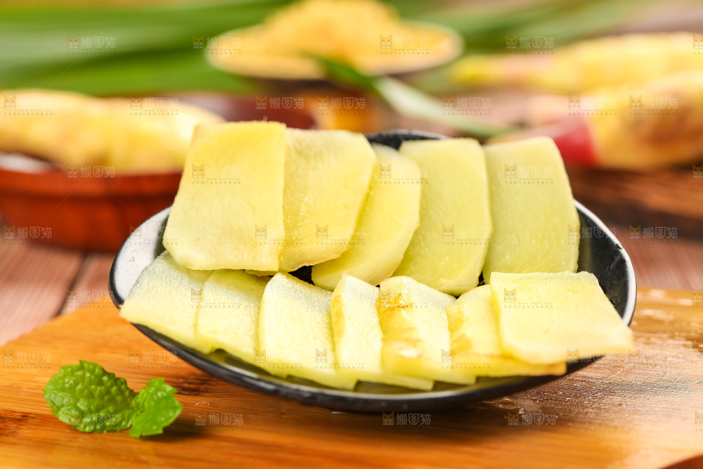 木板上放着四川生姜