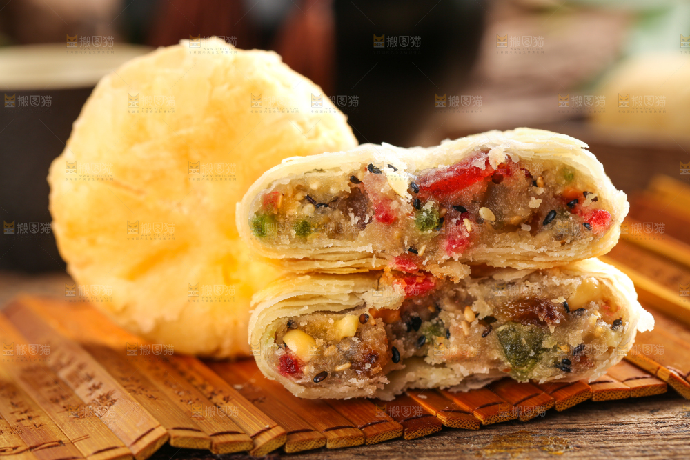 竹底上摆放着酥式月饼