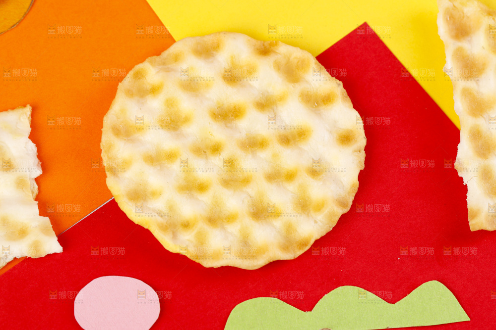 彩底上放着石头饼