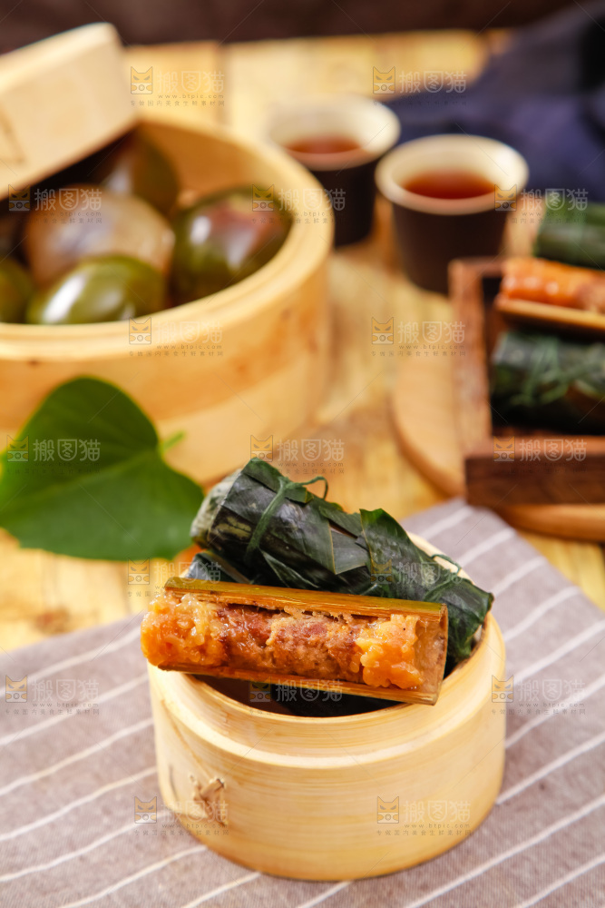 蒸笼里放着竹筒粽