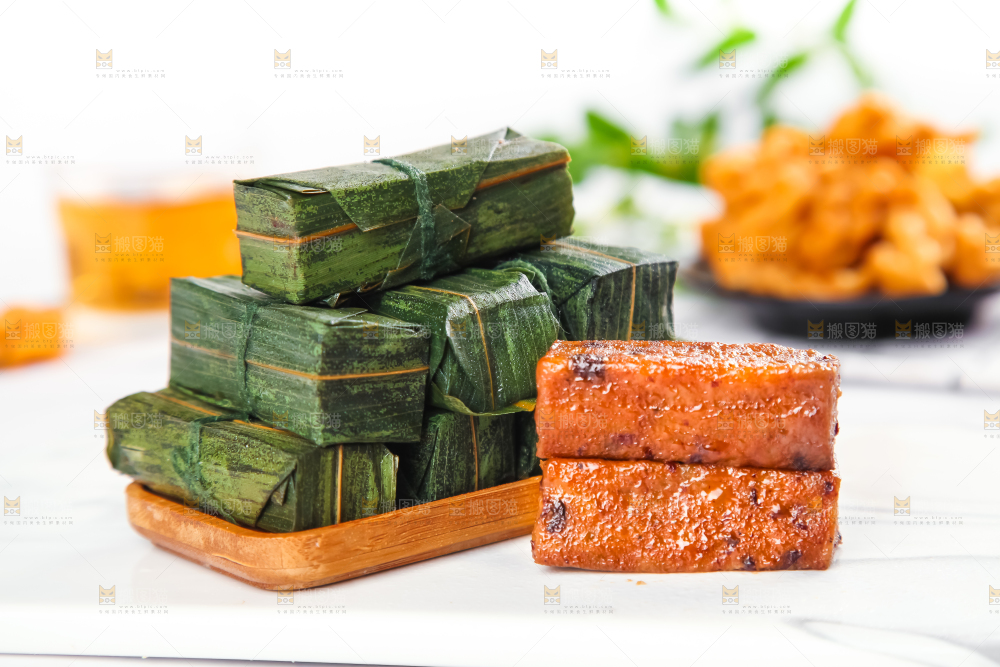 盘子里放着竹叶糕