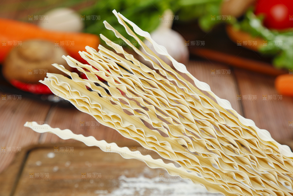 手上拿着手工刀削面