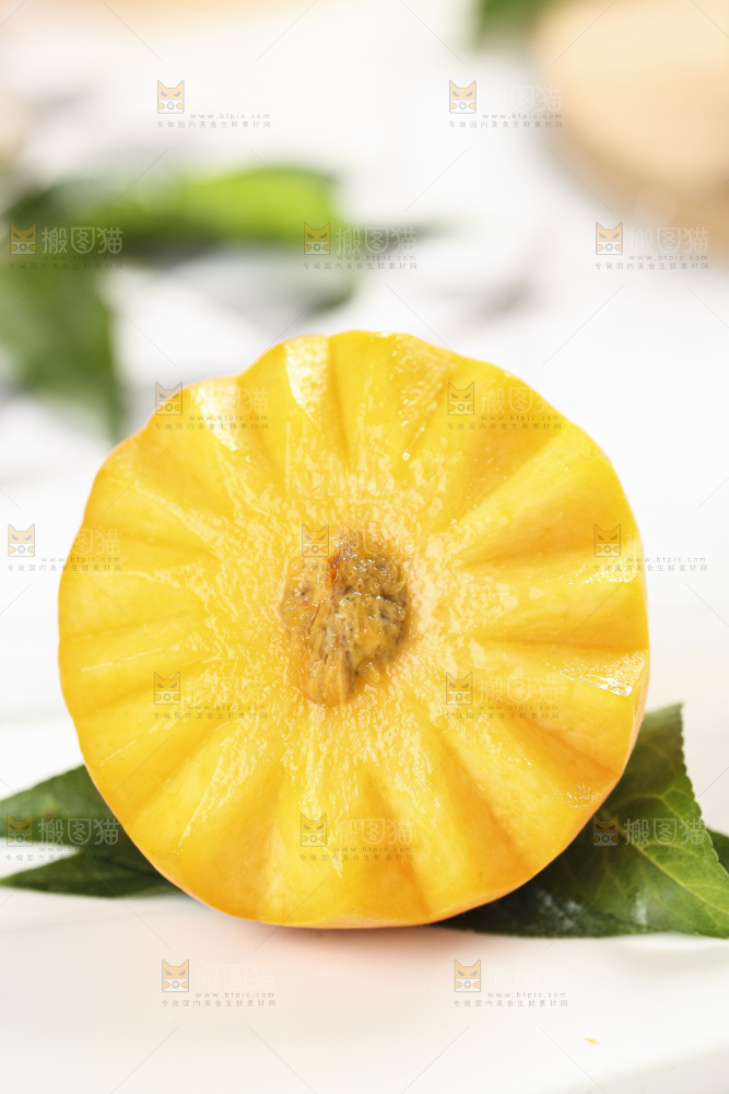 石板上放着黄肉水蜜桃