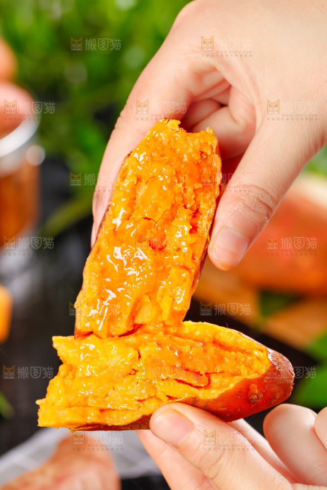 手里拿着红蜜薯