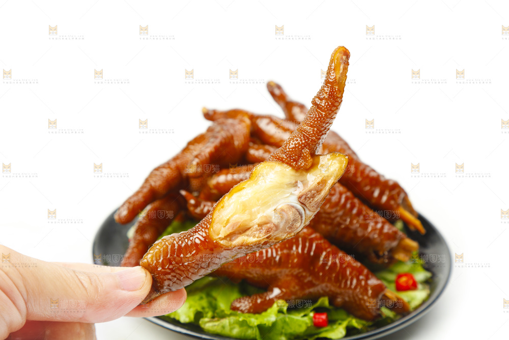 盘子里装着酱香鸡爪