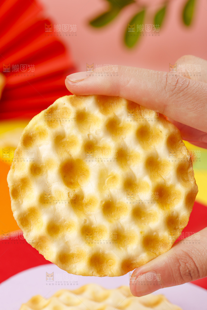 彩底上放着石头饼