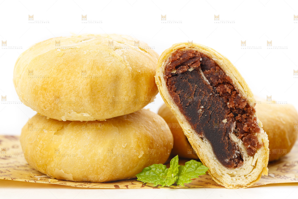 白底上摆放着一堆苏式月饼