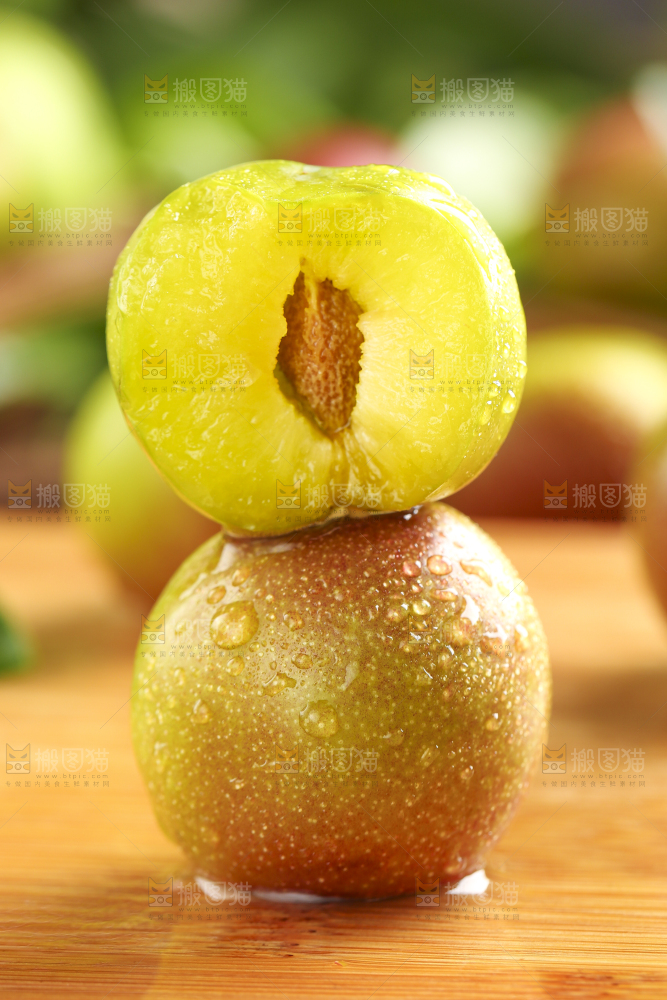 木板上的新鲜李子