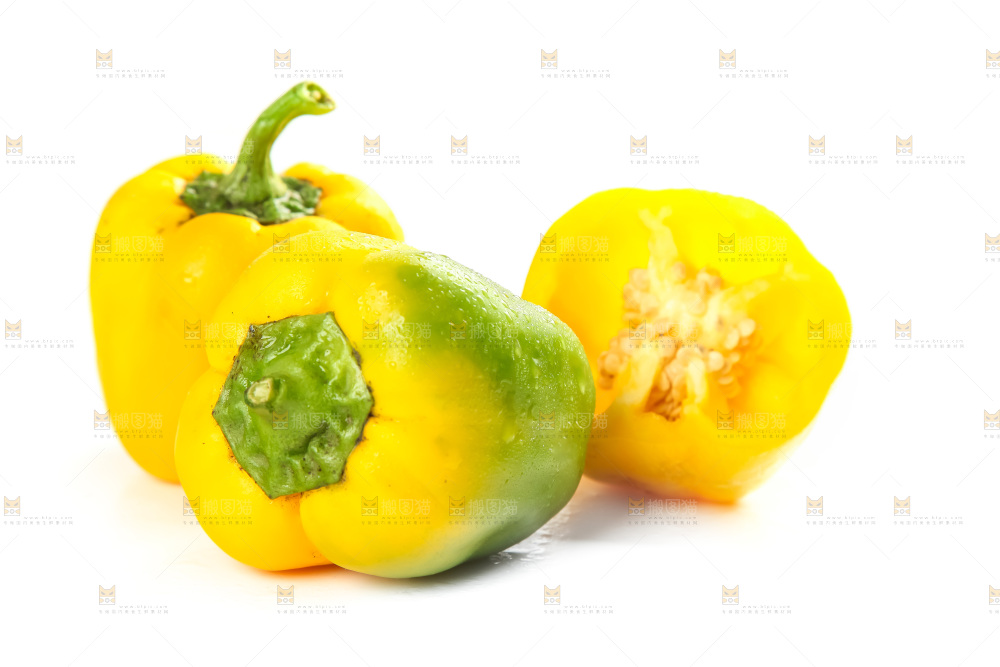 白底上放着灯笼椒