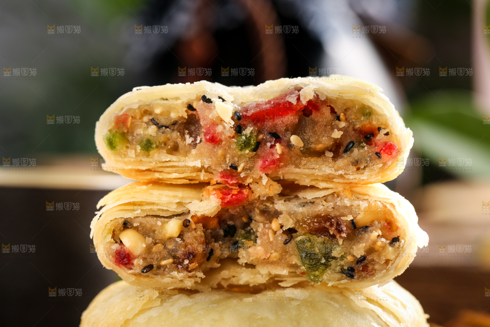 竹底上摆放着酥式月饼