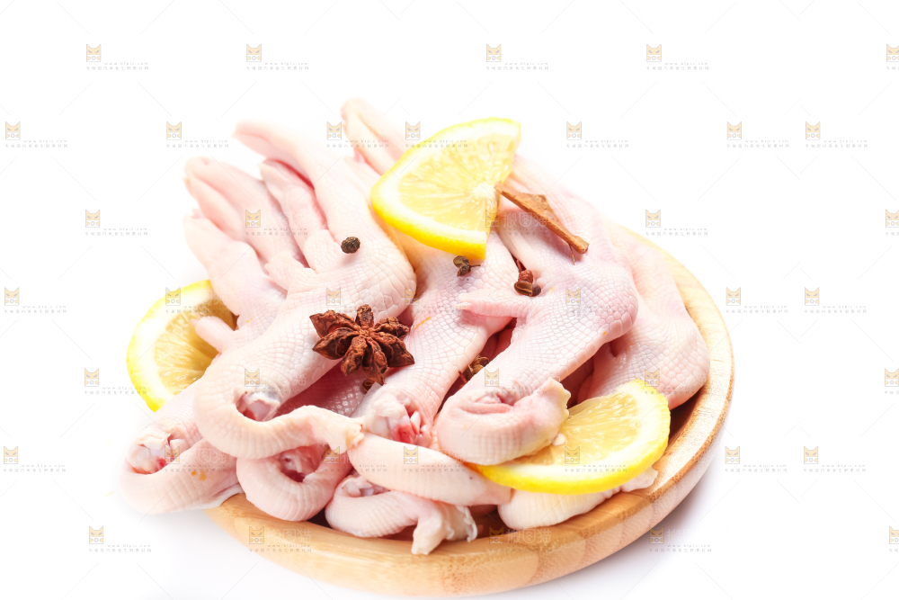 白底上的生鲜鸭脚