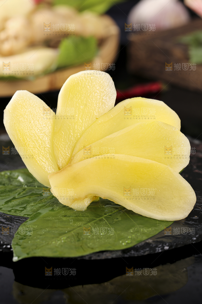 黑石板上放着红芽嫩仔姜