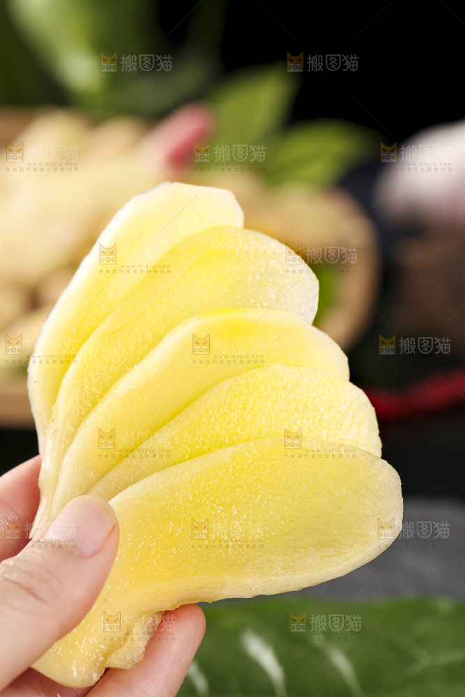黑石板上放着红芽嫩仔姜