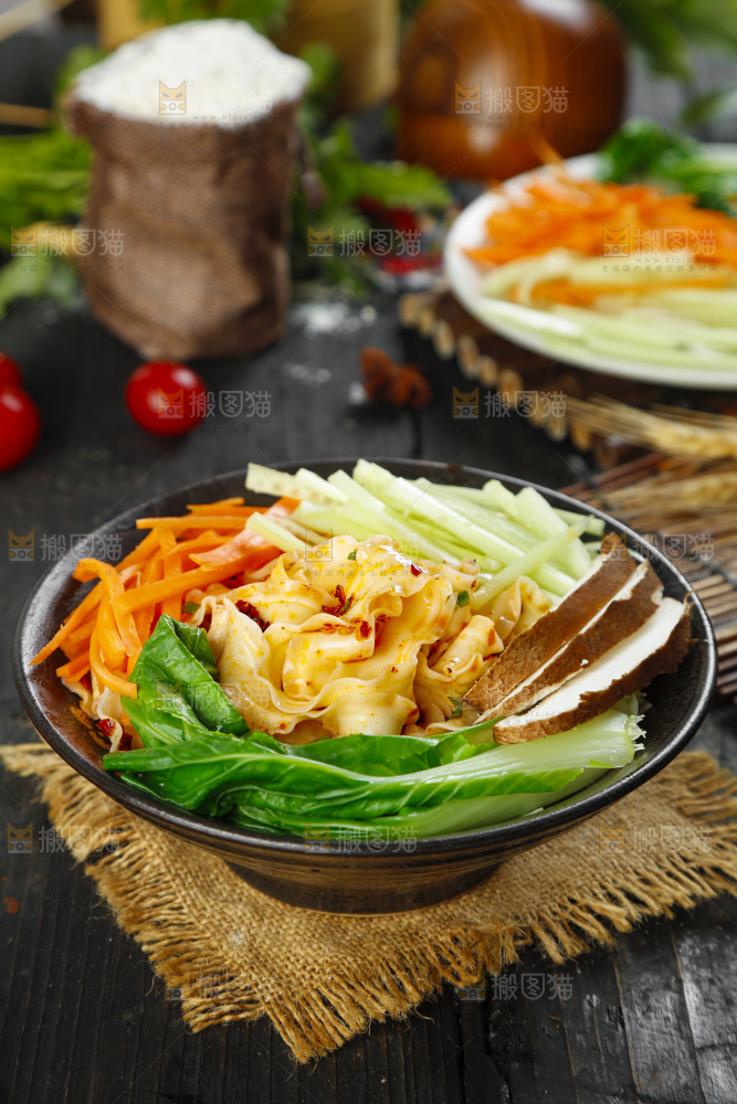 木底上放着拌面