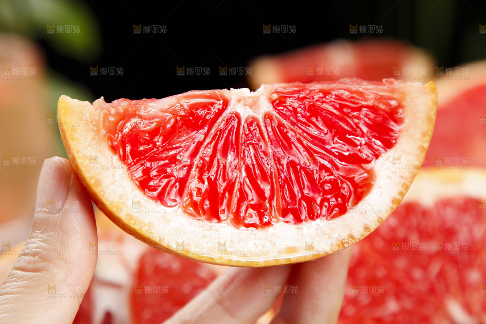深底上放着南非红心西柚