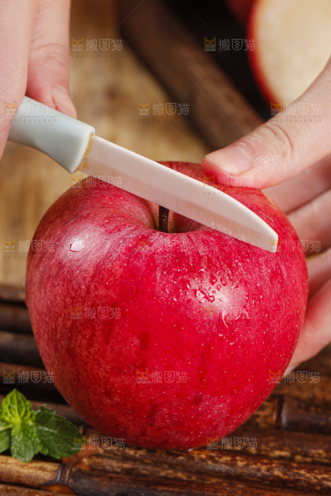 木板上放着山东红富士苹果