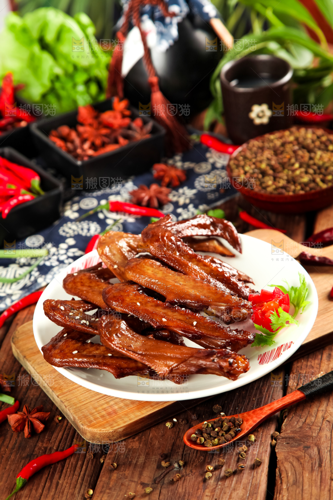 木底上放着一盘五香鸭翅