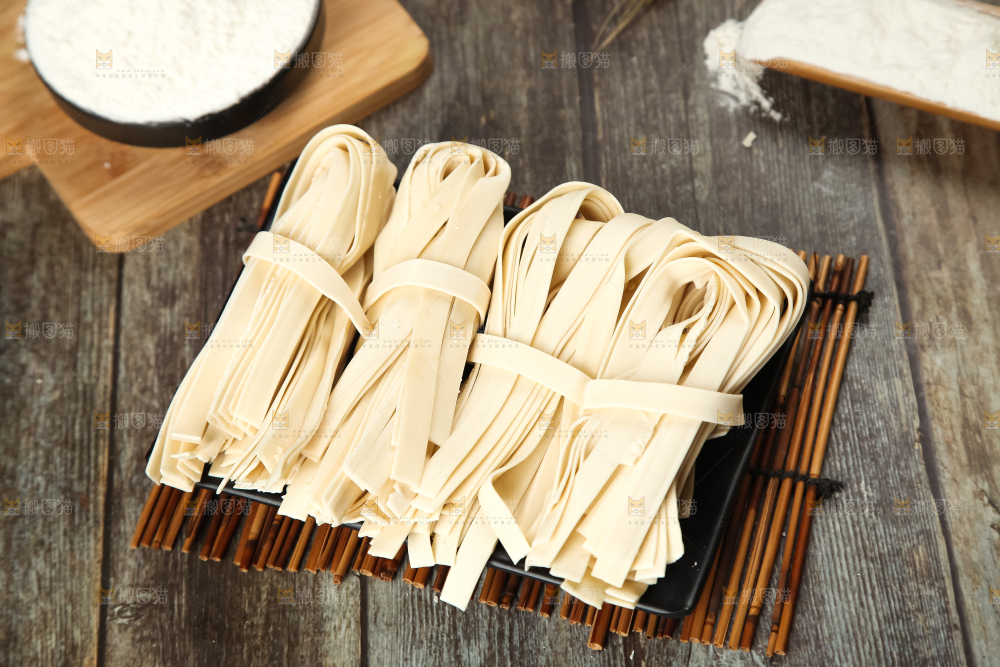 盘子里装着宽面条