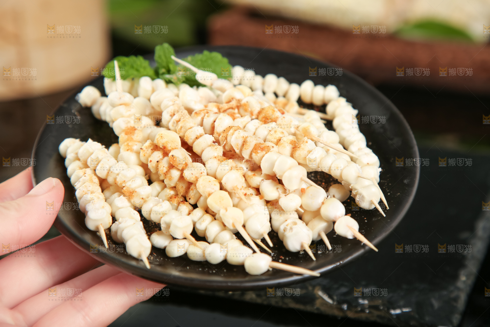 盘子里装着牛奶糯玉米