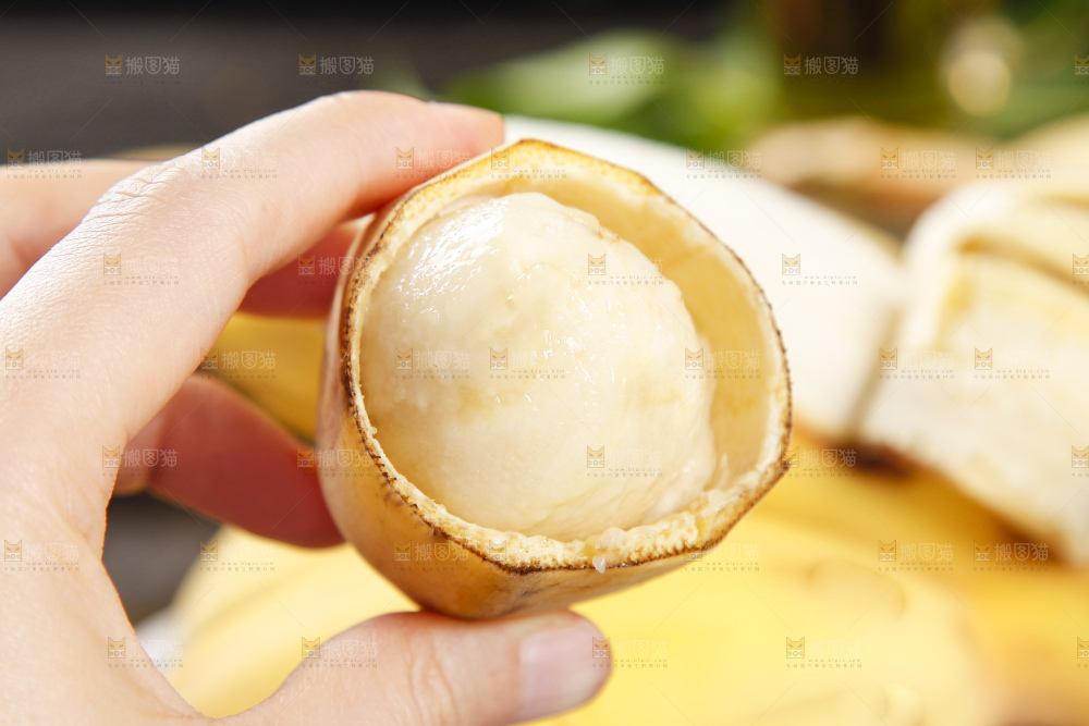深底上放着广西苹果蕉