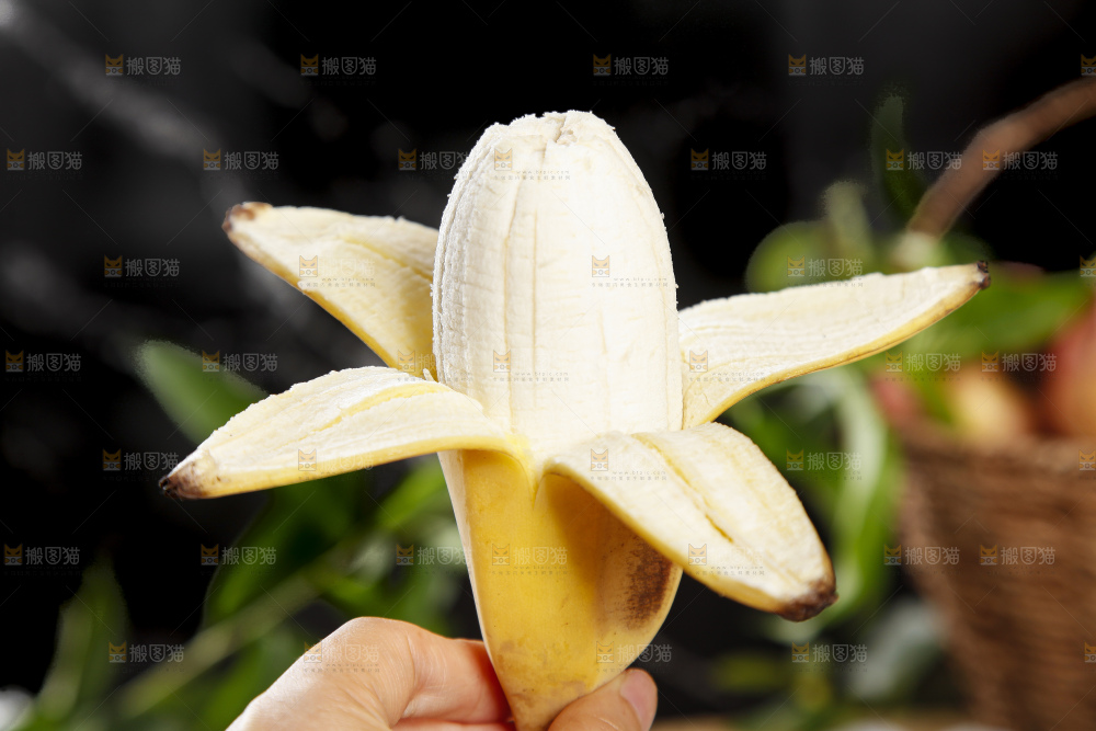 手里拿着苹果香蕉