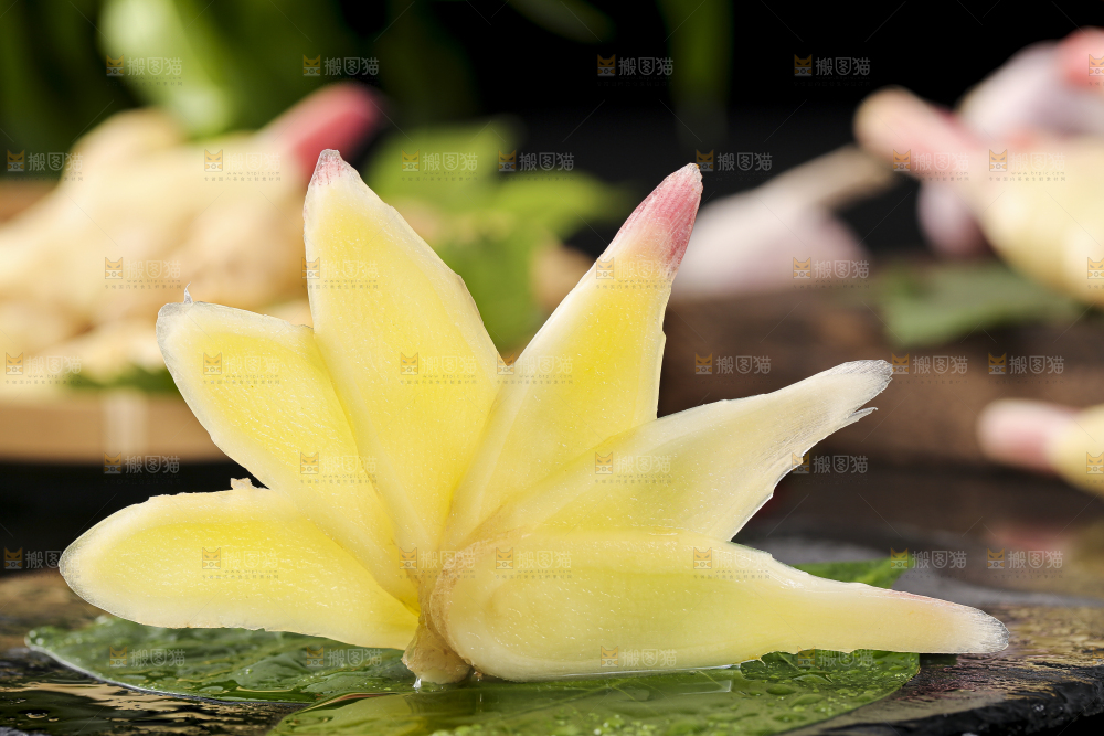 黑石板上放着红芽嫩仔姜