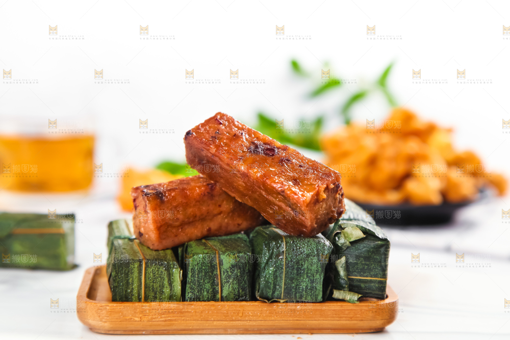 盘子里放着竹叶糕