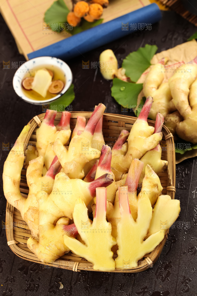 篮子里装着红芽嫩姜