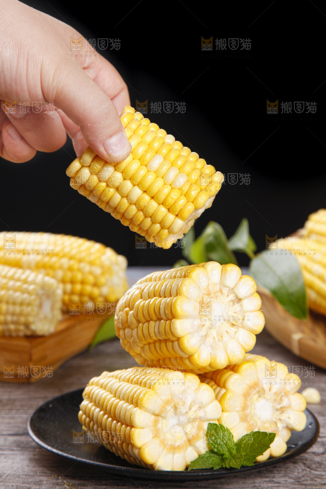 盘子里的水果玉米