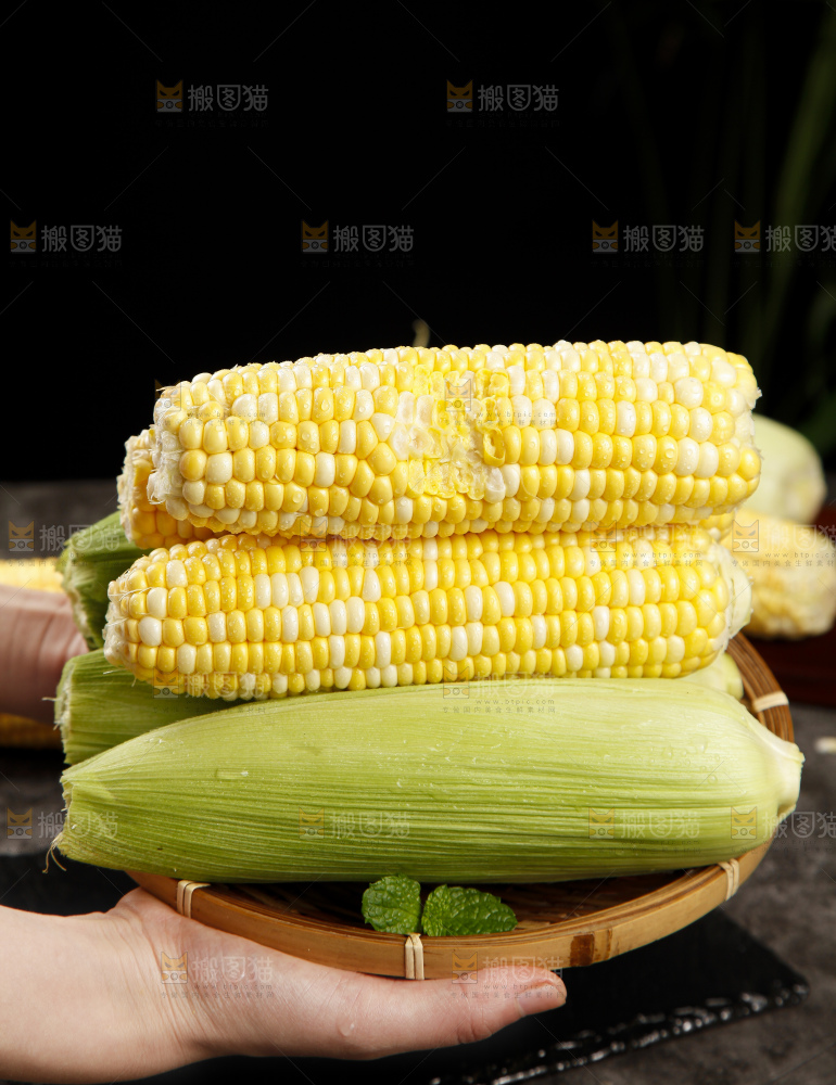 手里拿着水果玉米
