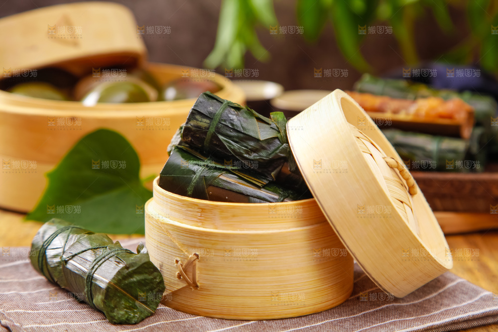 蒸笼里放着竹筒粽