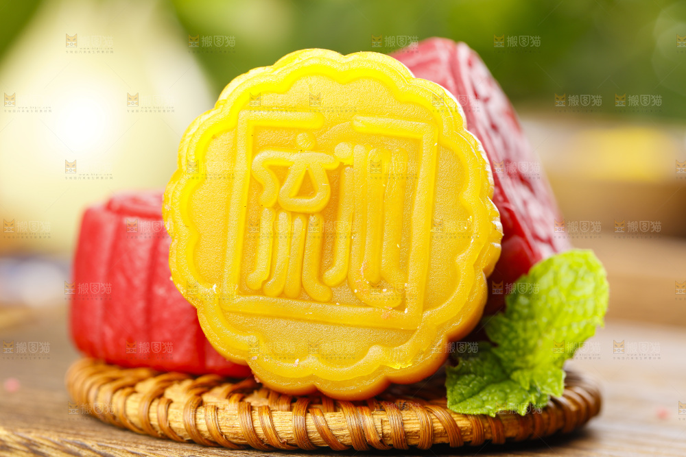浅底上的流沙蛋黄月饼