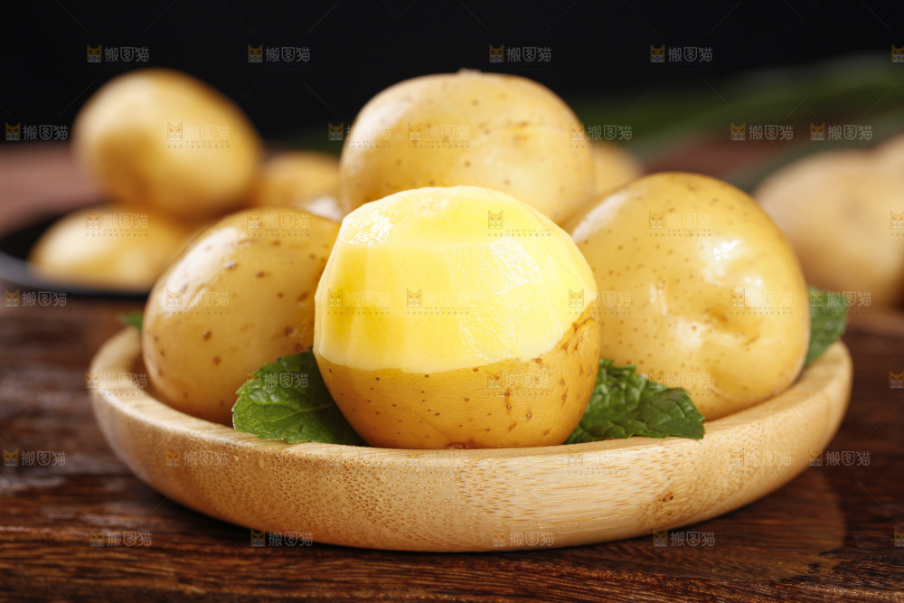 盘子里装着黄金小土豆