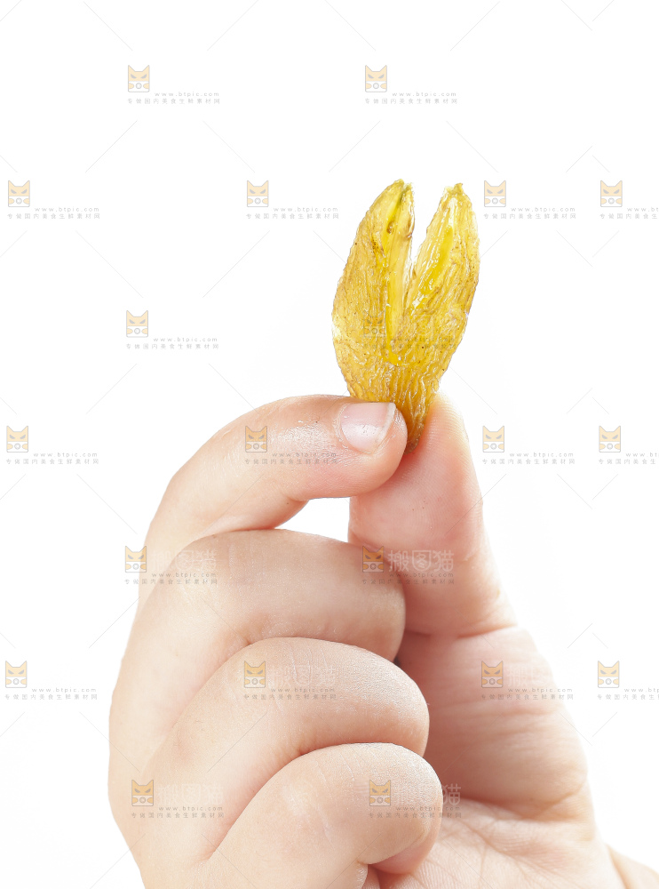手里拿着黄葡萄干