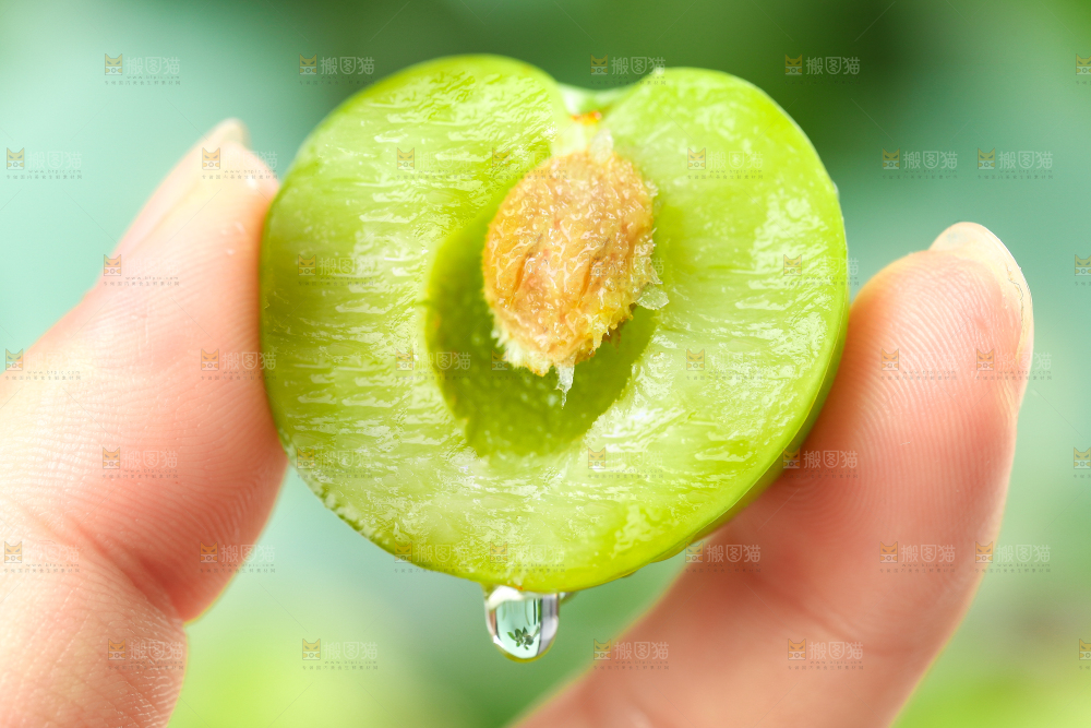 木板上放着半边红李子