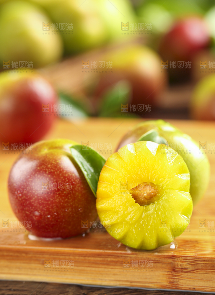 木板上的新鲜李子