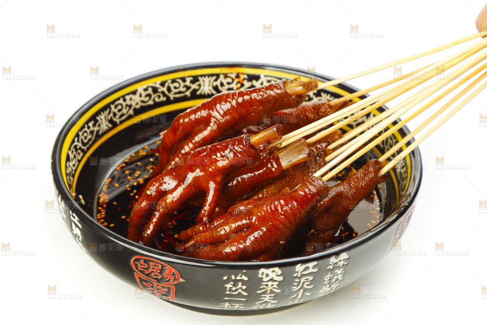 竹签上穿着酱香鸡爪