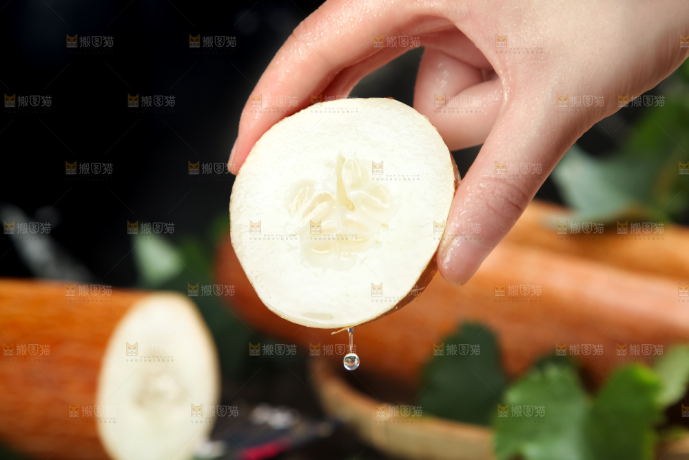 手里拿着新鲜老黄瓜