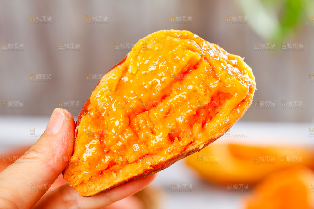 手里拿着糖心蜜薯