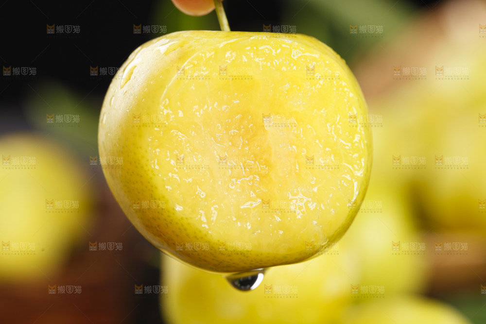 深底上放着黄金奈李