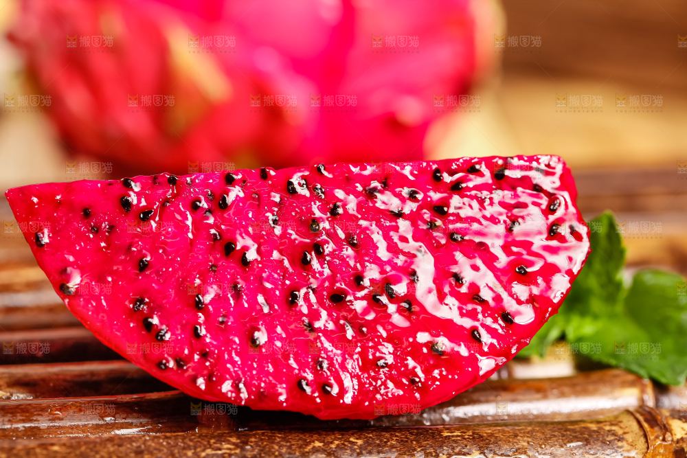 木板上放着金都一号红心火龙果