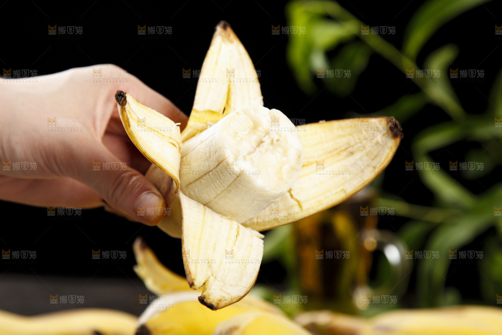 深底上放着广西苹果蕉