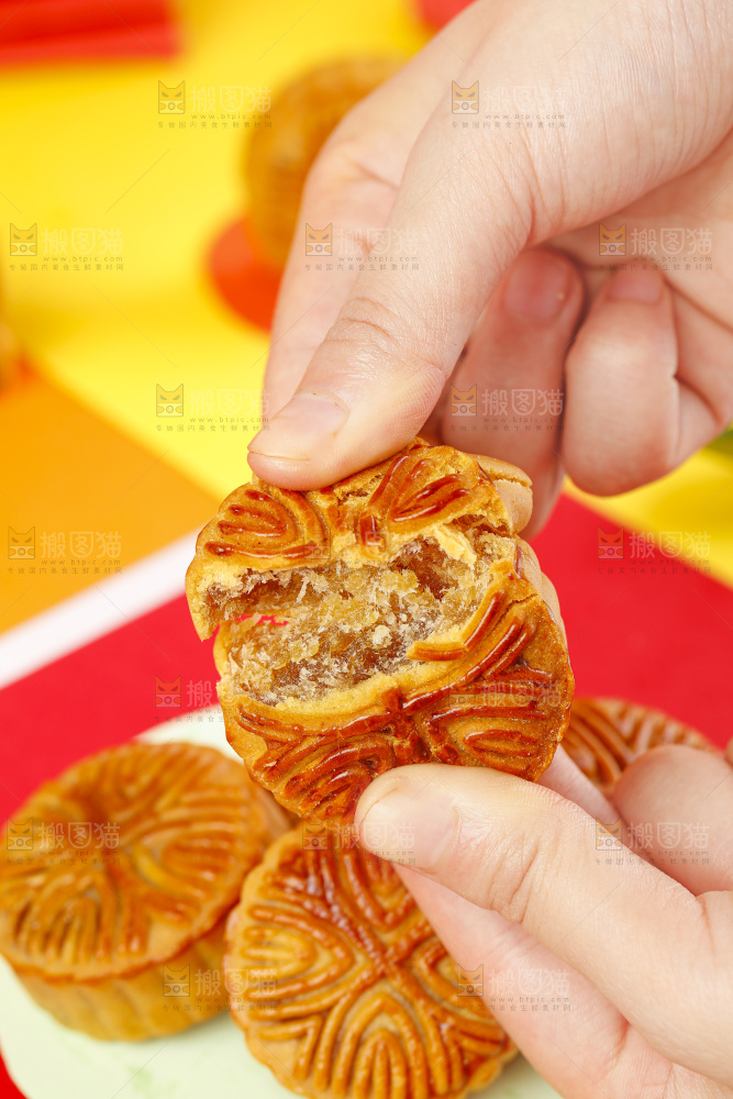手里拿着手工月饼