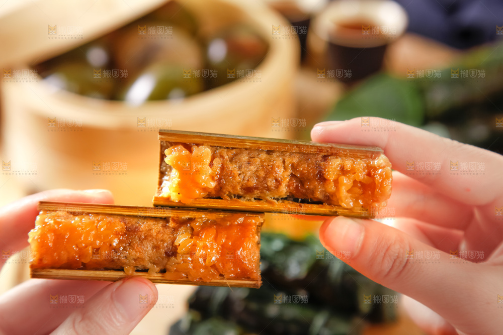 手里拿着竹筒肉粽