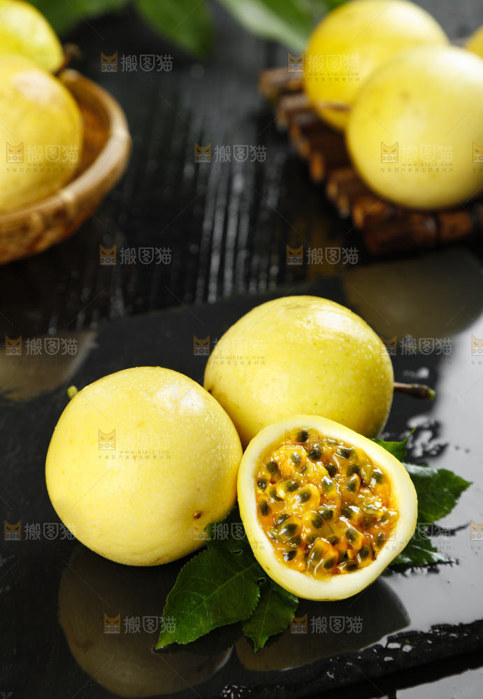 黑石板上摆放着新鲜百香果