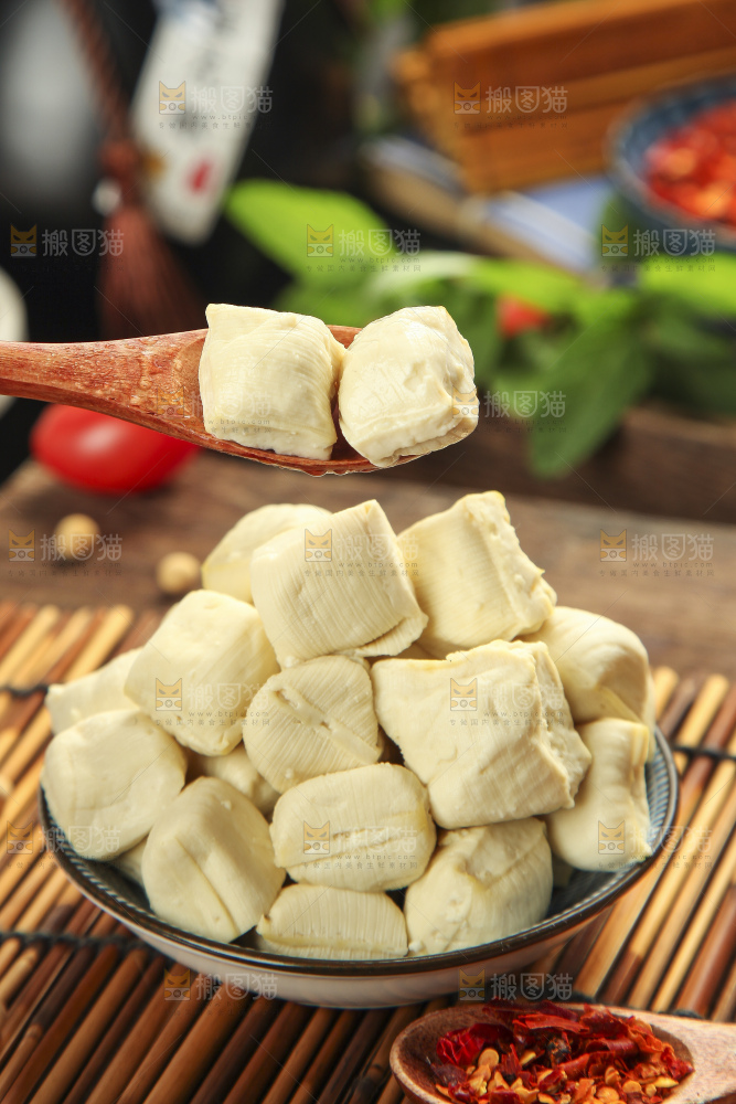 碗里装着手工包浆豆腐