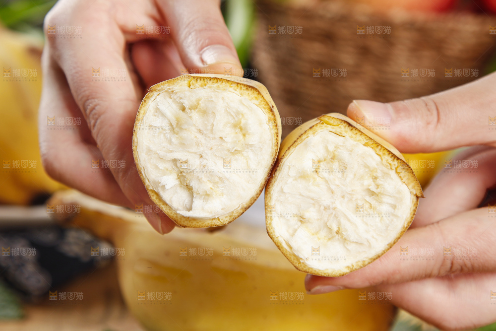 手里拿着苹果香蕉