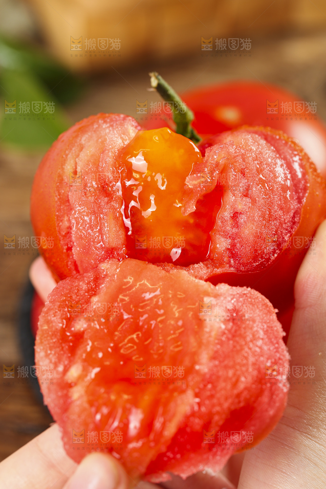 手里拿着大番茄