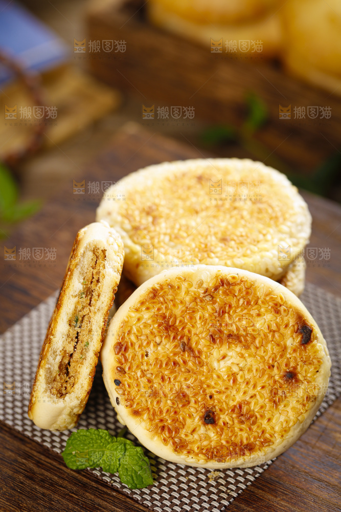 木板上放着胡麻饼